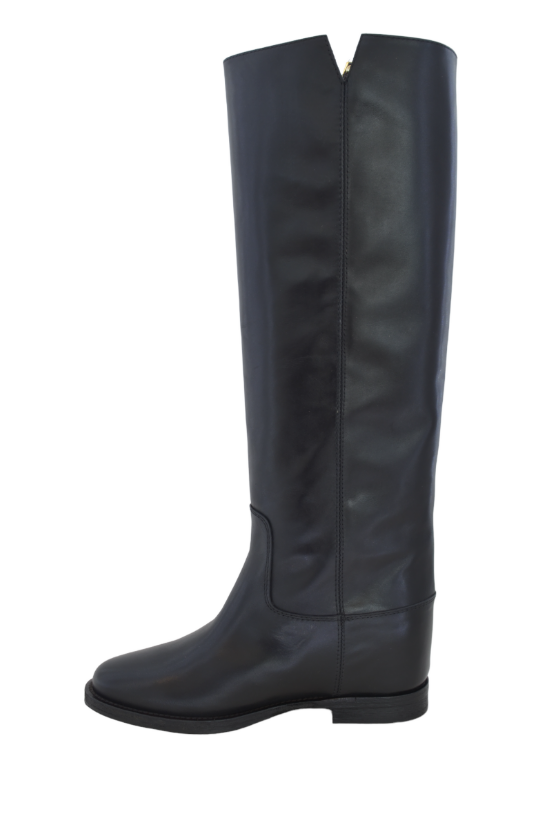 BOOT WITH FACETED V-DETAIL
