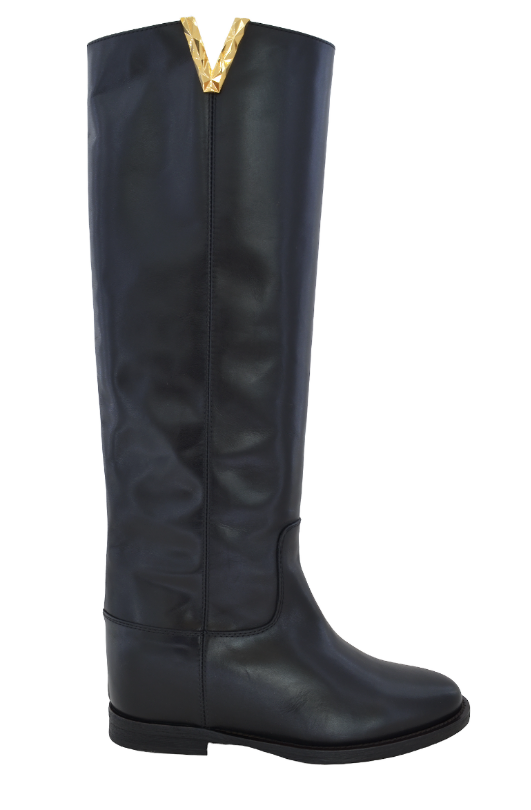BOOT WITH FACETED V-DETAIL
