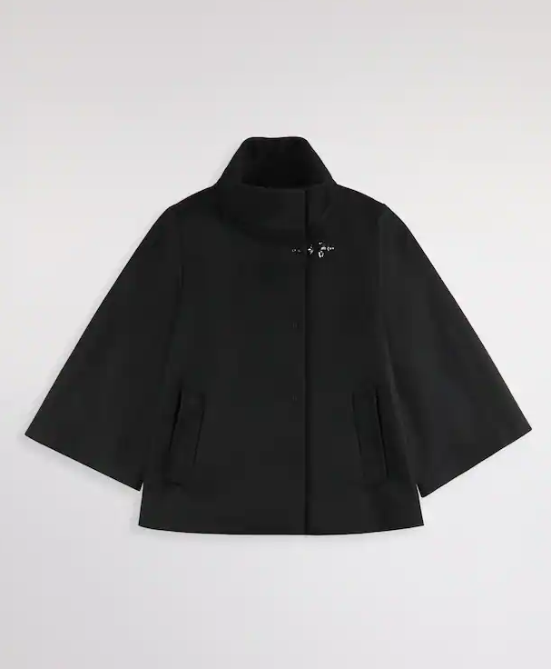 CAPE WITH HOOK 